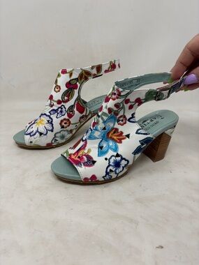 L'ATISTE White Floral Embroidered Peep-Toe Block Heel Sandals
